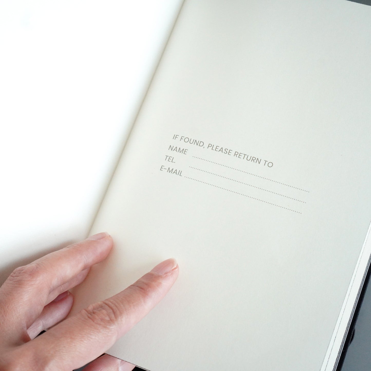 Folio : Black Edge Notebook A5 (Ruled) : สมุดจดบันทึกขอบสีดำ แบบมีเส้น