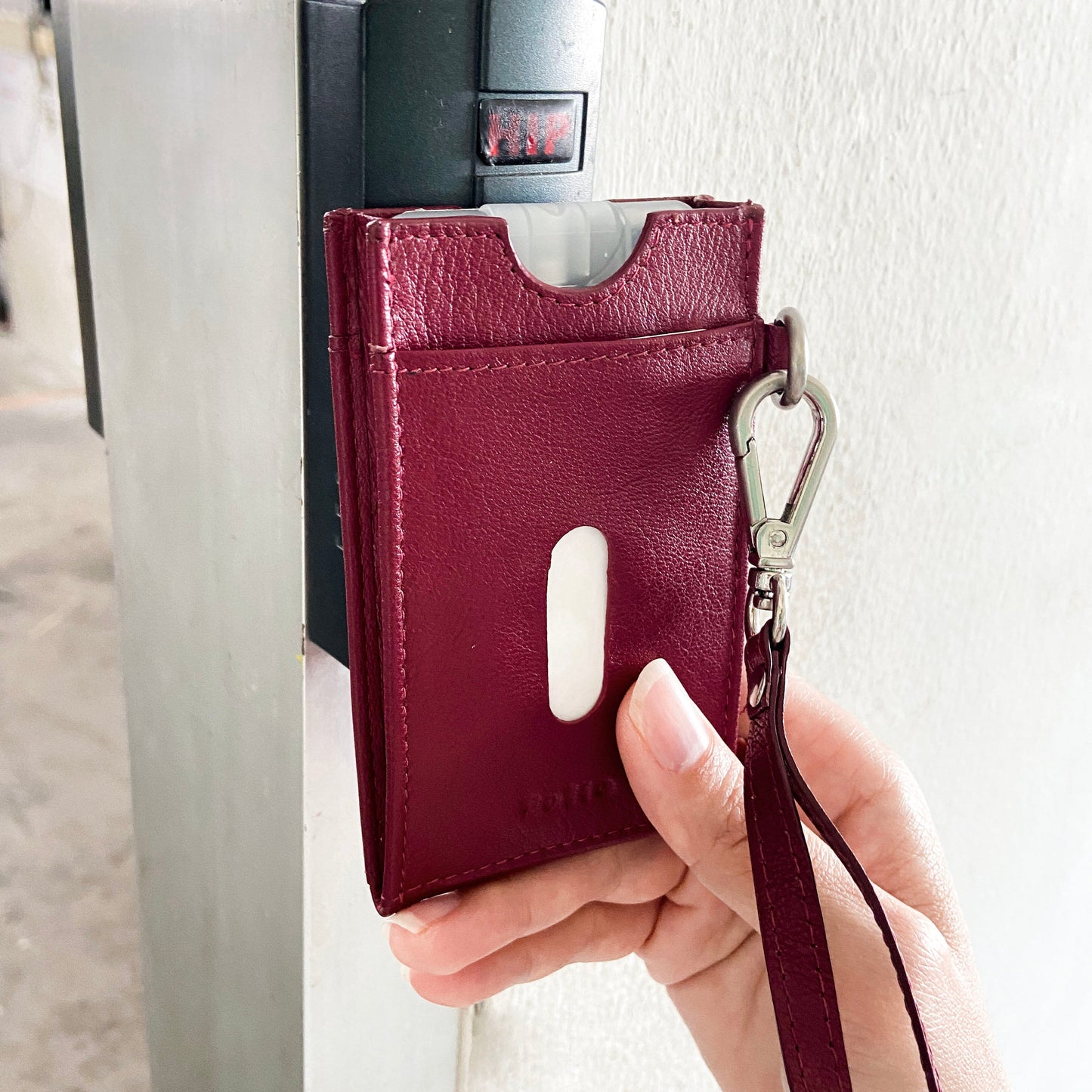 Folio : Myra ID Card with Alcohol Spray Holder ที่ห้อยบัตรพร้อมช่องใส่สเปรย์แอลกอฮอล์ ผลิตจากหนังแพะแท้ รหัสสินค้า 18707