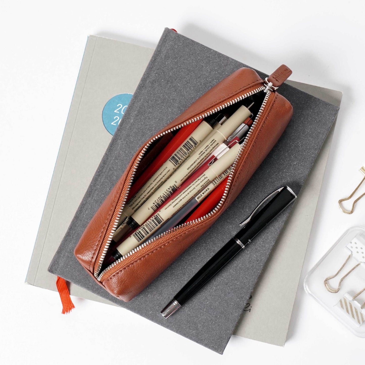 Folio : Myra Pencil Case กระเป๋าใส่เครื่องเขียนผลิตจากหนังแท้ รหัส18714