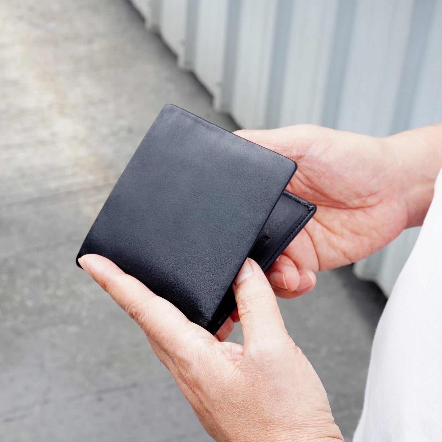 Folio : Leen Slim Wallet กระเป๋าสตางค์ใบสั้นสีดำ-รหัส18059