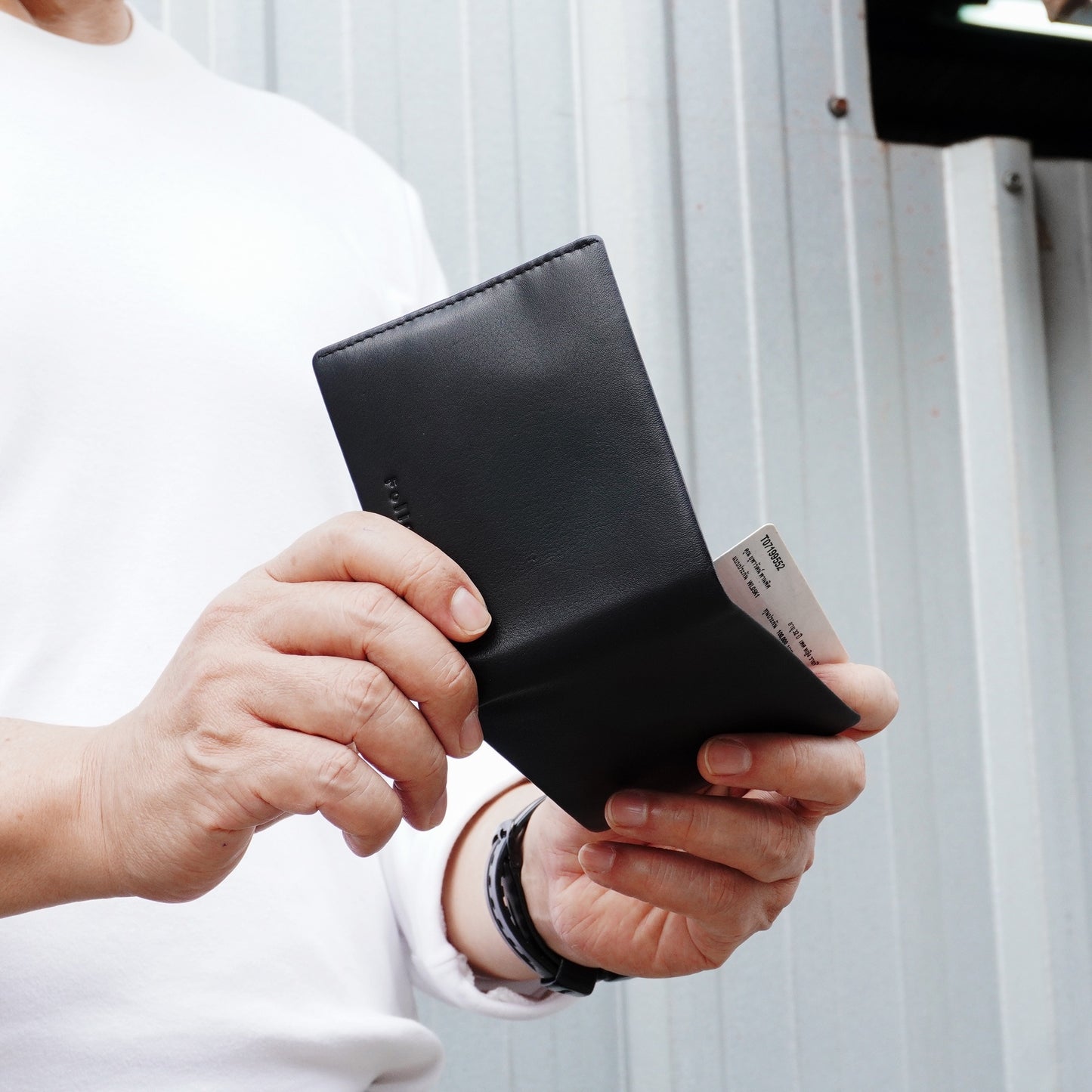 Folio : Leen Slim Wallet กระเป๋าสตางค์ใบสั้นสีดำ-รหัส18059