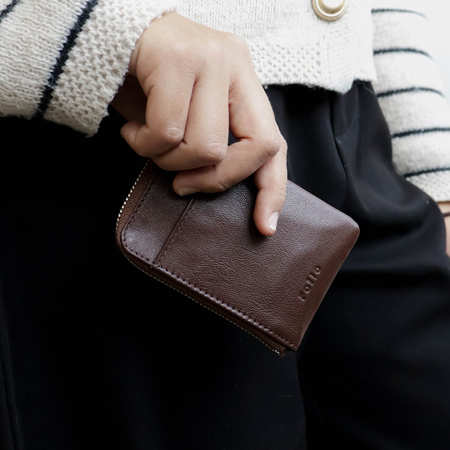 FOLIO: Myra Mini Zipper Wallet กระเป๋าสตางค์ ผลิตจากหนังแพะแท้ รหัส-18752