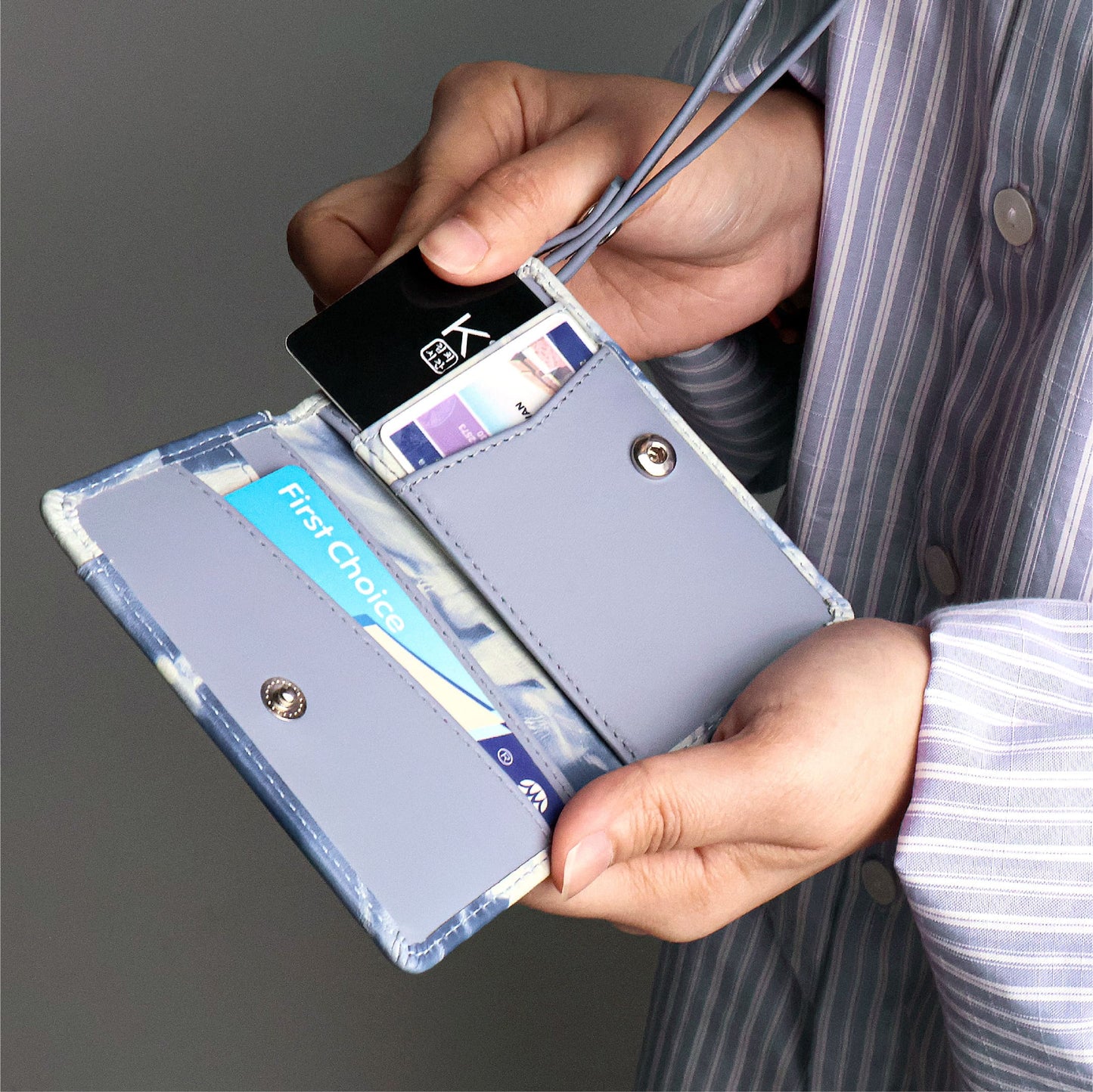 Folio : Bliss Tie-Dye ID Card ที่ห้อยบัตร หนังแท้ หนังวัว ซองใส่บัตรพนักงาน  BTS/เครดิต สายคล้องคอปรับได้ ใส่บัตรได้ 8 ช่อง -10749