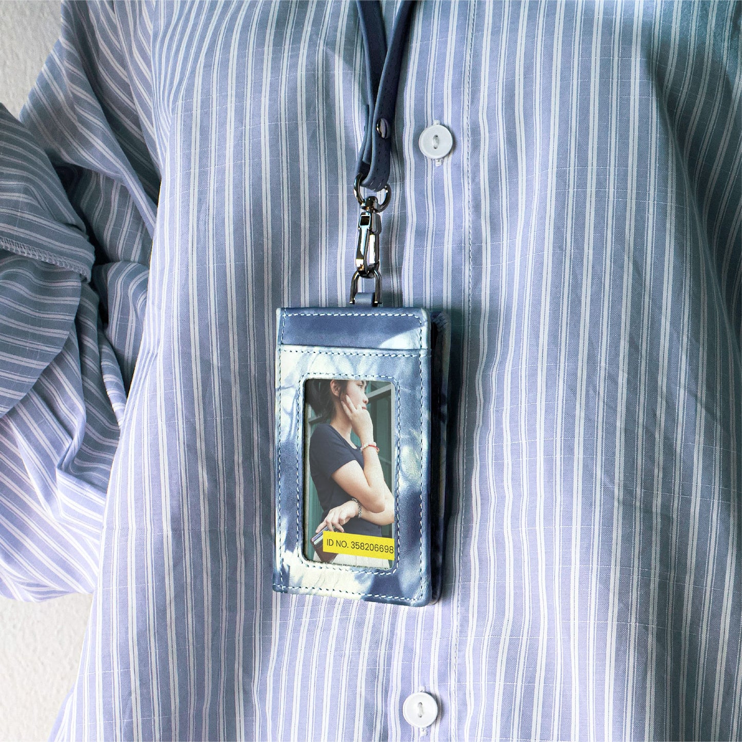 Folio : Bliss Tie-Dye ID Card ที่ห้อยบัตร หนังแท้ หนังวัว ซองใส่บัตรพนักงาน  BTS/เครดิต สายคล้องคอปรับได้ ใส่บัตรได้ 8 ช่อง -10749